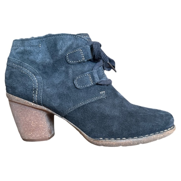 Clarks Artisan Carleta Lyon Nubuck Ankle Bootie Women's Size 9.5 Blue‎ 
Suede - Picture 11 of 12